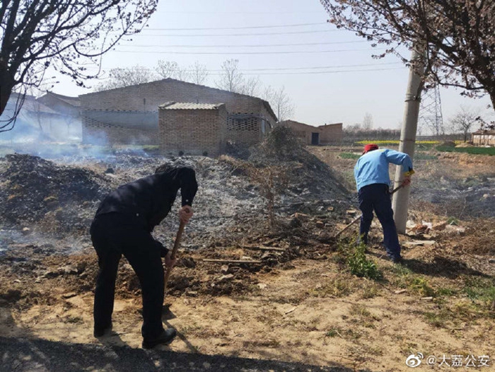 电缆着火，民警及时扑救除隐患。