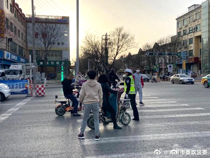 近日，蒲城公安交警大队转变工作作风，将机关警力全部下沉一线，在早、晚高峰时段，投入到“高峰岗”路面执勤工作。