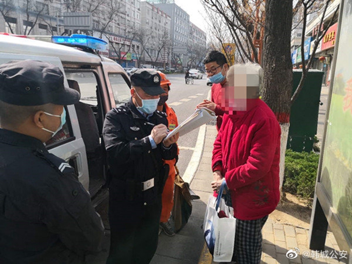 3月20日，韩城公安新城派出所接一女士报警称，她与自己母亲因琐事拌嘴后，老人生气之下离开家中并扬言要步行回大荔老家，她劝说无果，又担心母亲的安全，只好向民警求助。