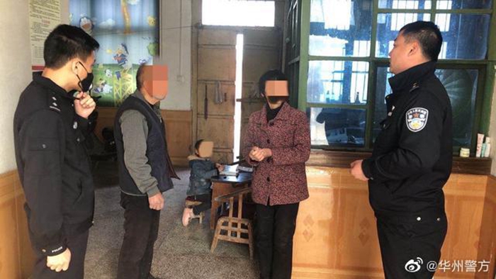 近日，华州公安莲花寺派出所民警在“百万警进千万家”活动走访过程中调处群众纠纷。