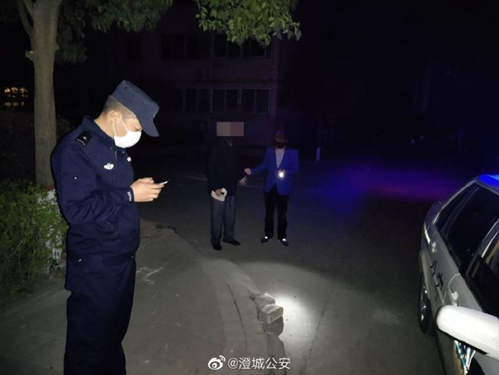 民警帮助走失老人回家。