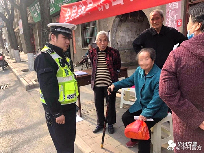 九旬老人外出迷路，华州交警助其回家。