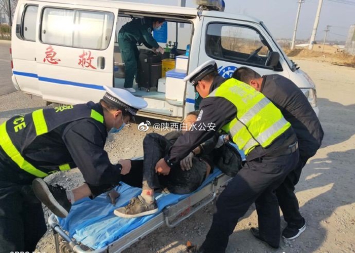 摩托不慎侧翻，蜀黍援助解困。