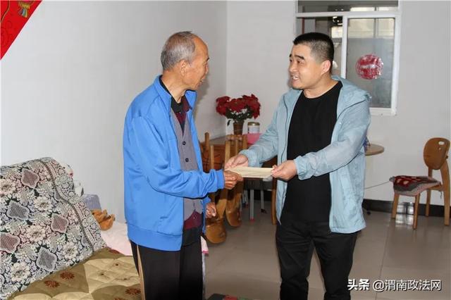 合阳检察:党总支书记走访慰问“听老党员说心里话”