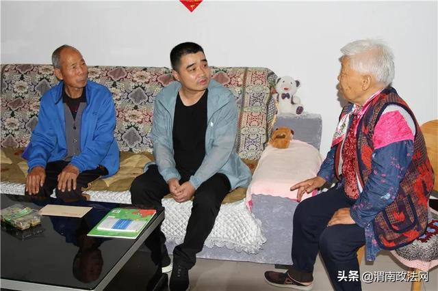 合阳检察:党总支书记走访慰问“听老党员说心里话”