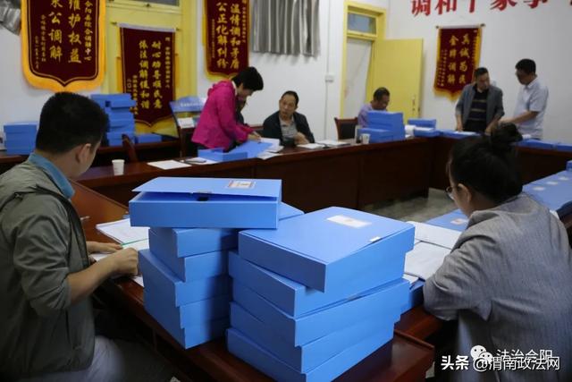 渭南市委全面依法治市办来合对创建省级法治政府示范工作进行资料初审