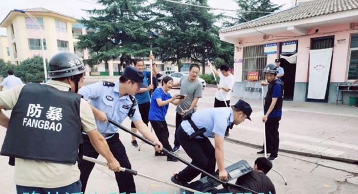 9月14日，渭南合阳路井派出所民警在辖区中学开展了一次反恐防爆演练。