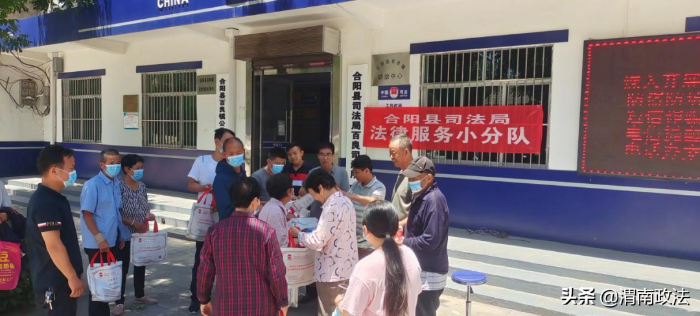 合阳县司法局法律服务小分队走进百良开展宣传活动