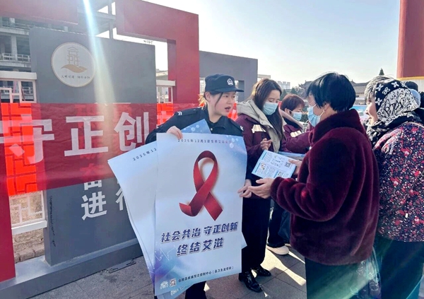 合阳公安联合疾控中心开展禁毒防艾宣传。