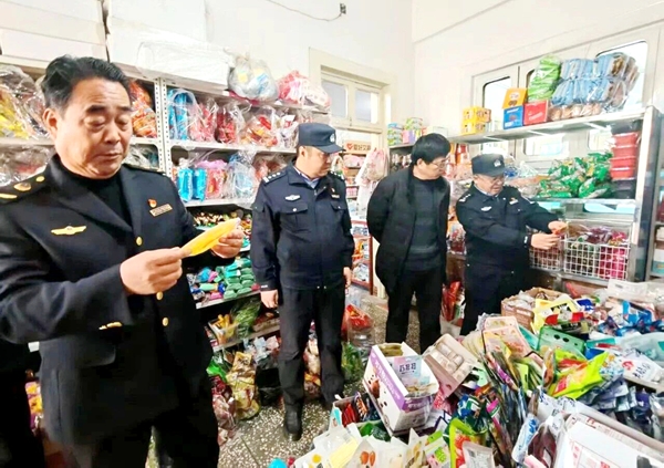 路井派出所联合多部门开展校园周边环境整治.